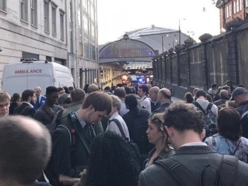 Electrical fire closes London Paddington station